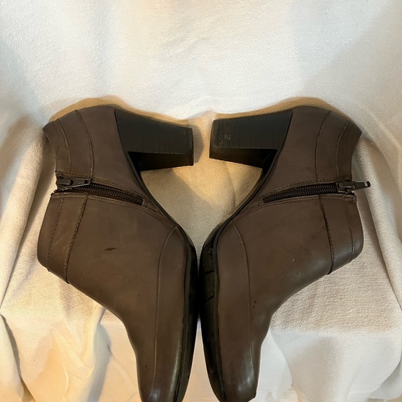 Clarks 8.5 Mushroom brown booties - Picture 2 of 4